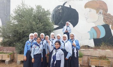 مدرسة بنات #زيتا الثانوية: طالبات اللجنة الكشفية يقمن بقطف ثمار أشجار حديقتنا