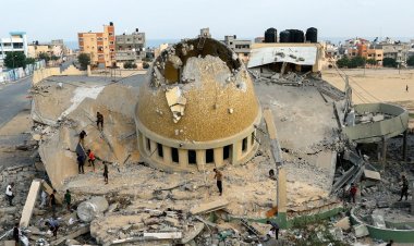 الاحتلال يقصف مسجدين ويدمر مقر إذاعة القرآن الكريم بغزة