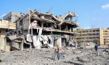 الاحتلال يقصف منزل عائلة الضيف واستشهاد عدد من أفراد العائلة