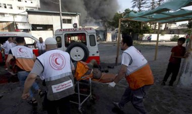 قلوب طواقم الإسعاف تبلغ حناجرهم المسعفون في الصف الأول على خط الإنسانية