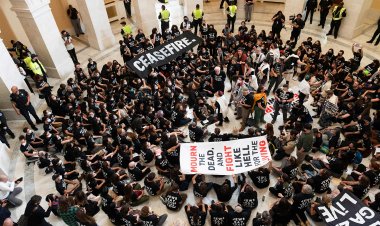 مئات اليهود الأميركيين يعتصمون بمبنى الكونغرس دعما لغزة