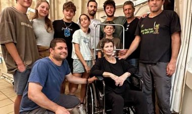 إسرائيلية مُفرج عنها: الجيش تخلى عنا وعناصر القسام كانوا في غاية الود