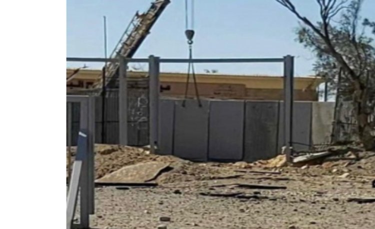 مصر تغلق الممر الفاصل بين معبر رفح بحوائط خرسانه جاهزه التركيب
