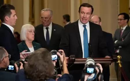 سيناتور أمريكي: يتعين على الولايات المتحدة دراسة وضع شروط لمساعدة إسرائيل