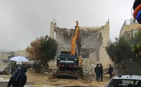 الاحتلال يجبر مقدسيا على هدم بنايته المكونة من أربع شقق في جبل المكبر