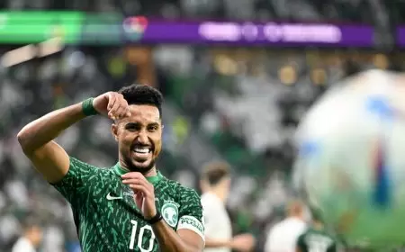 أمير سعودي يطالب بفتح تحقيق بعد اتهام الدوسري بالتهرب من منتخب بلاده