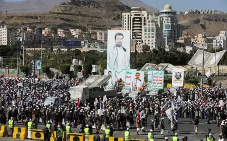 بوليتكيو: بايدن يبحث الرد على الحوثيين