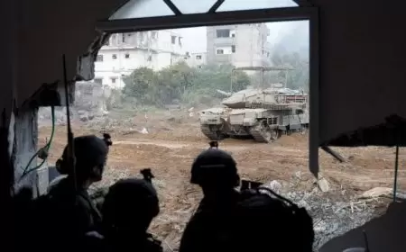 مستشار نتنياهو عن قتل أسراهم بالخطأ: "حماس تفاجئنا من باب أو نفق"