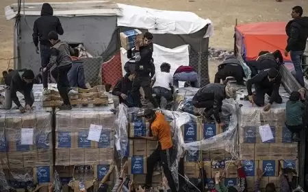 دخول شاحنات مساعدات إلى قطاع غزة عبر معبر كرم أبو سالم