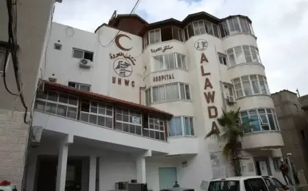 قوات الاحتلال تحتجز وتعرّي الكوادر الطبيّة في مستشفى العودة بغزة وتعتقل مديره