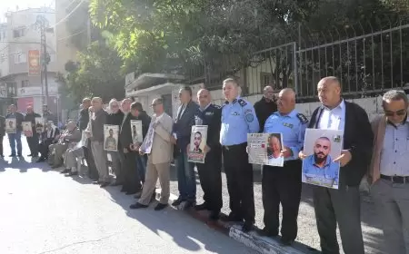 وقفة مساندة للمعتقلين ونصرة لغزة أمام الصليب الأحمر بطولكرم