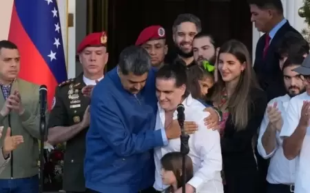 الولايات المتحدة وفنزويلا تتبادلان سجناء.. مادورو يستقبل صديقه صعب في القصر