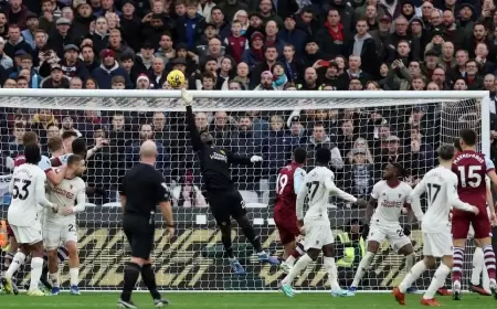 سكولز مهاجماً تن هاغ: الفريق يعاني من نقص خطير