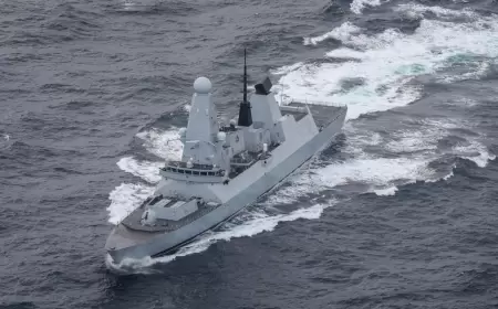 هجوم ثانٍ.. انفجار وإطلاق صواريخ تجاه سفينة قرب الحديدة