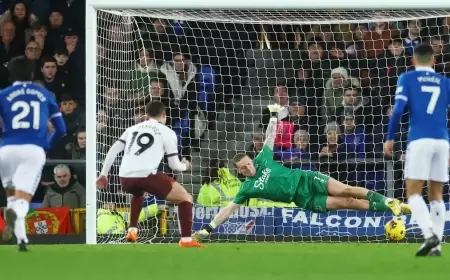 سيتي يتغلب على إيفرتون ويقترب من ليفربول