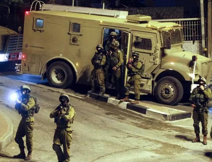 قوات الاحتلال تقتحم مخيم قلنديا وبلدة كفر عقب شمال القدس