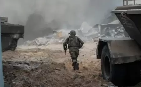 الاحتلال يلقي منشورات جديدة لإخلاء أحياء بغزة ويعلن مقتل ضابط