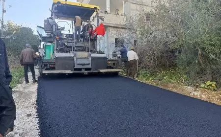 بلدية علار: تعبيد الطرق الداخلية في علار، حيث تجري الآن أعمال تعبيد مقطع الطريق بجانب مدرسة البنات الجديدة.