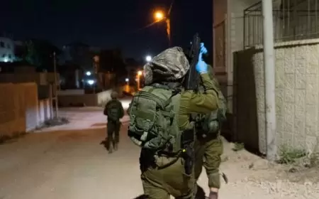 الاحتلال يقتحم مناطق ويُداهِم عدة منازل بالضفة الغربية ويشنّ حملة اعتقالات