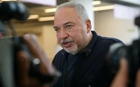 ليبرمان ساخرا: هل نرسل الكعك والكرواسون لحماس في غزة؟