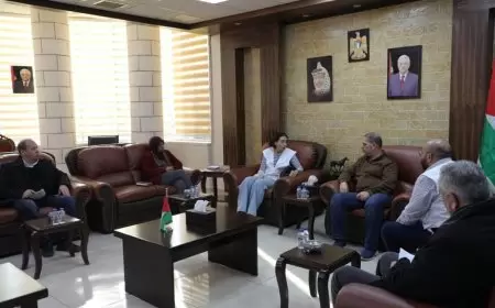 جانب من لقاء مسير أعمال محافظة طولكرم  مصطفى طقاطقه بدار المحافظة،  مع إيمان الكسواني   المسؤولة الطبية  لمنظمة أطباء بلال حدود في محافظات الشمال