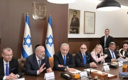 نتنياهو وغالنت وغانتس: ندفع ثمنا باهظا لكن لن نتوقف