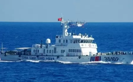 قوات صينية ترافق سفينة أمريكية عبر مضيق تايوان