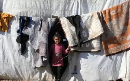 الأمطار تفاقم معاناة النازحين من الحرب وتغرق خيامهم في غزة