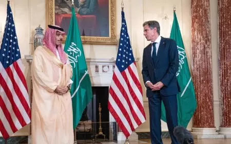 وزيرا الخارجية الأمريكي والسعودي يبحثان هدنة إنسانية في غزة