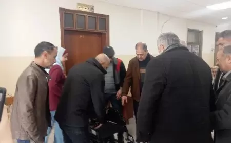 طقاطقه يسلم كرسي كهربائي مقدم من الرئيس محمود عباس " ابو مازن" لمتقاعد عسكري يعاني من ظروف صحية خاصة