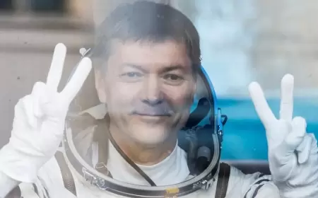 قضى أكثر من 878 يوماً في الفضاء.. رائد روسي يحطم الرقم القياسي