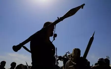 القيادة المركزية الأمريكية: الحوثيون يستهدفون سفينة شحن يونانية في مضيق عدن