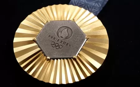 صقل ميداليات أولمبياد 2024 من برج إيفل