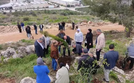 صور : الاغاثة الزراعية ووزارة الزراعةولجنة تطوير الاحراش وتحت رعاية عطوفة المحافظ وبمشاركة د . سمير جراد مستشار الصندوق العربي تنظم فعالية زراعة الاشجار الحرجية في الاحراش في المنطقه التي تم تأهيلها وفتح الطرق عليها