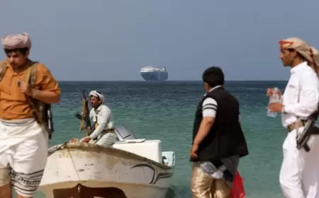 الحوثيون يعلنون استهداف سفينة بريطانية في خليج عدن وطائرة أمريكية في الحديدة