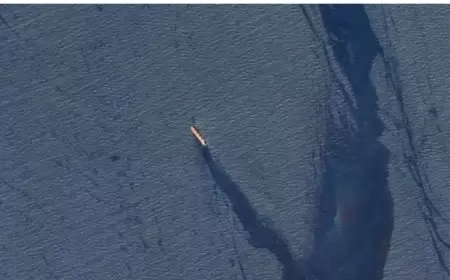 مالك السفينة المهجورة في خليج عدن يرغب في سحبها إلى السعودية