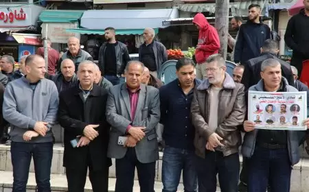 جانب من الفعالية التضامنية مع الأسرى  في اليوم الوطني لنصرة المعتقلين وغزة والقدس، من وسط ميدان جمال عبد الناصر بمدينة طولكرم،