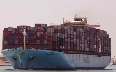 البحرية البريطانية: سفينة تجارية تلقت نداءات من جهة على أنها البحرية اليمنية وأمرتها بتغيير مسارها