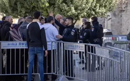 سلطات الاحتلال تنصب حواجز حديدية على أبواب المسجد الأقصى