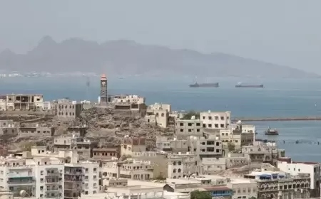 انفجار قرب سفينة قبالة سواحل اليمن وغارات على الحديدة