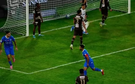 الهلال يواصل سلسلته بثنائية ضمك