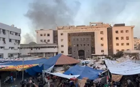 عشرات الشهداء والجرحى في قصف واقتحام الاحتلال لمجمع الشفاء الطبي