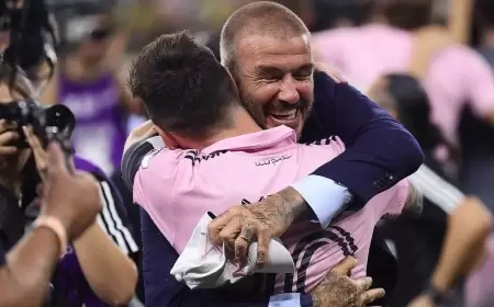 بيكهام يعترف: ميسي جعلني أبقى في السرير.. وأبكي