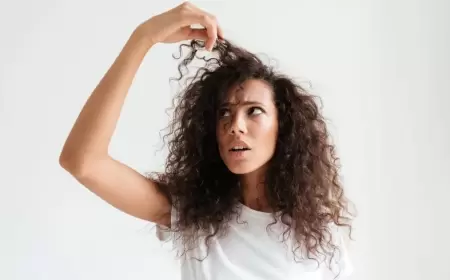 10 عادات تؤذي الشعر الجاف وتزيد مشاكله