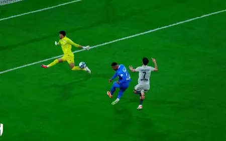 الهلال يجتاز الأخدود ويبتعد في الصدارة