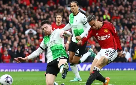 مانشستر يونايتد يوقف ليفربول ويهدي الصدارة إلى أرسنال