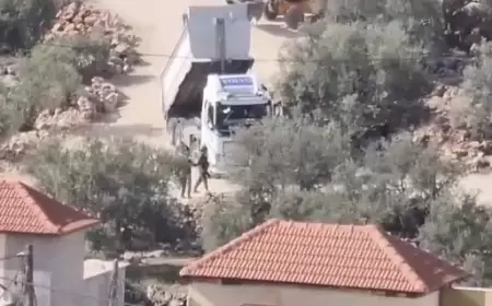 الاحتلال يستولي على شاحنتين في دير بلوط غرب سلفيت