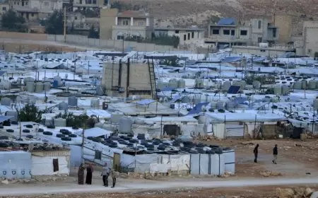 بعد مقتل مسؤول حزبي.. وزير لبناني يحذر من وجود 20 ألف مسلح في مخيمات النازحين السوريين بلبنان