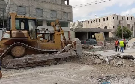 الطواقم الفنية تباشر بإزالة آثار عدوان الاحتلال على مخيم نور شمس