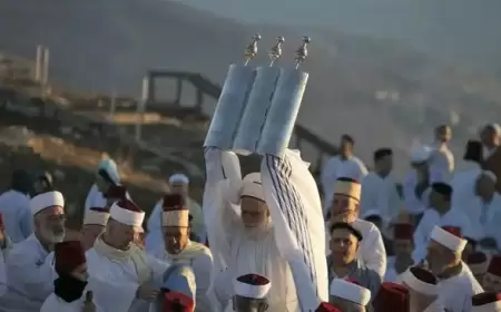 السامريون يحتفلون بعيد "الفسح" على قمة جرزيم في نابلس